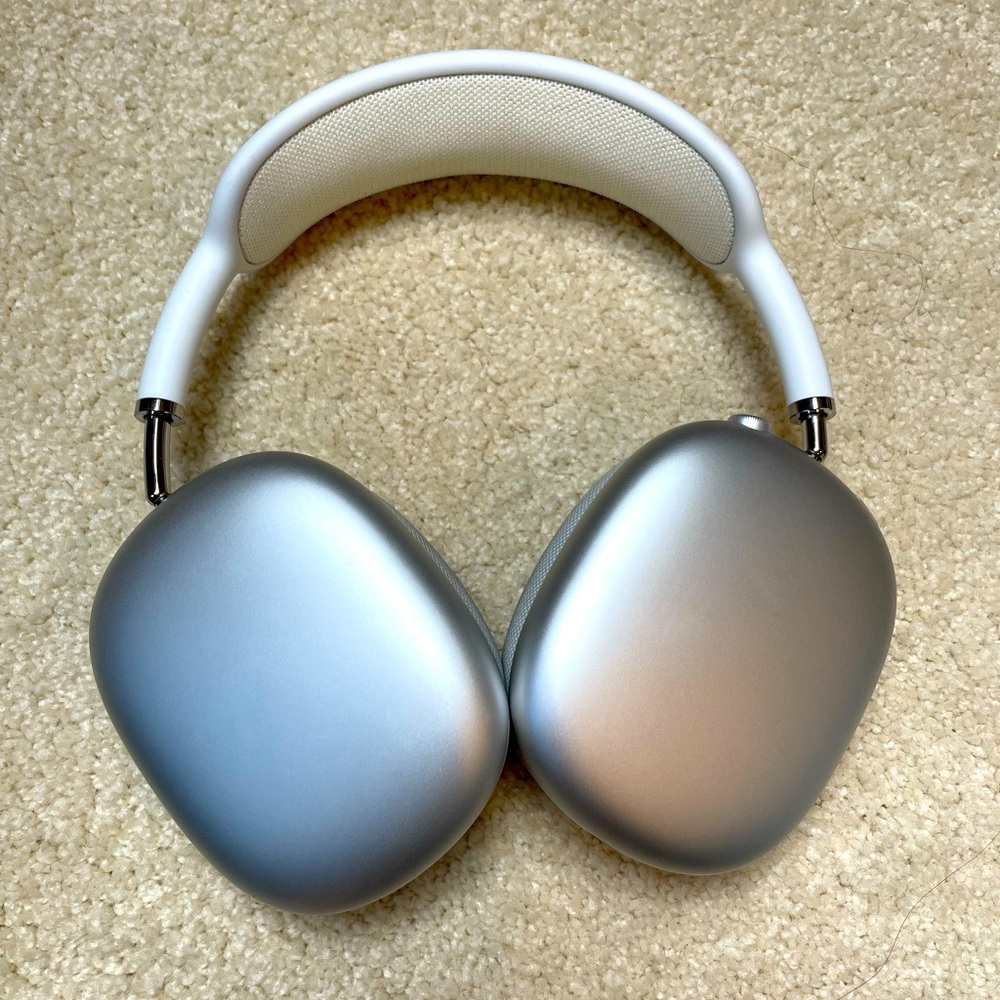 Apple AirPods Max in Silver with carrying case and aux adapter, great condition